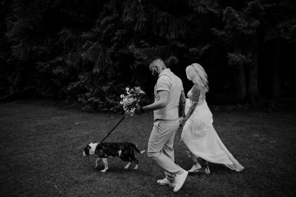Brudepar går tur med hunden