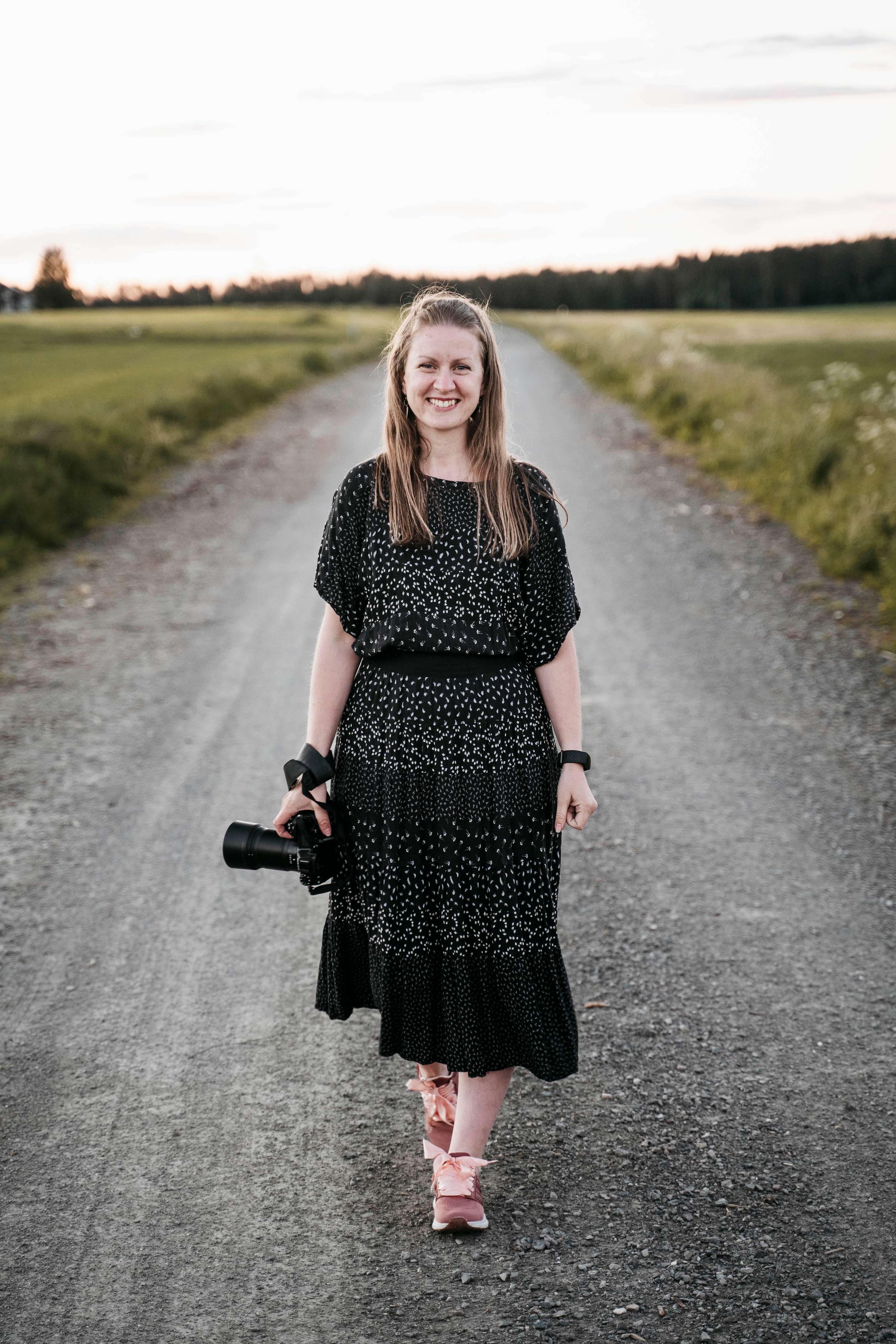Fotograf Fotostorie går med kamera i hånda