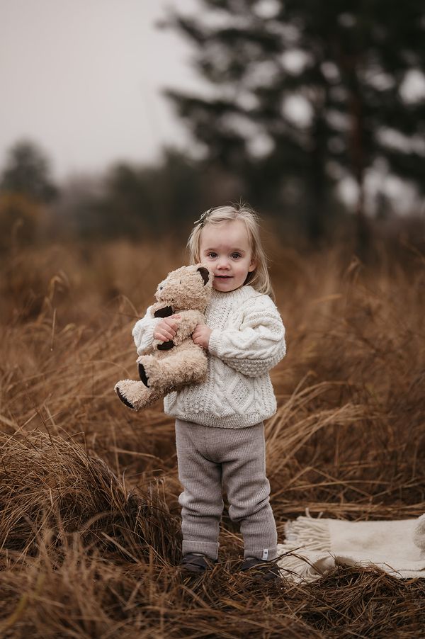 Liten jente med bamsen sin