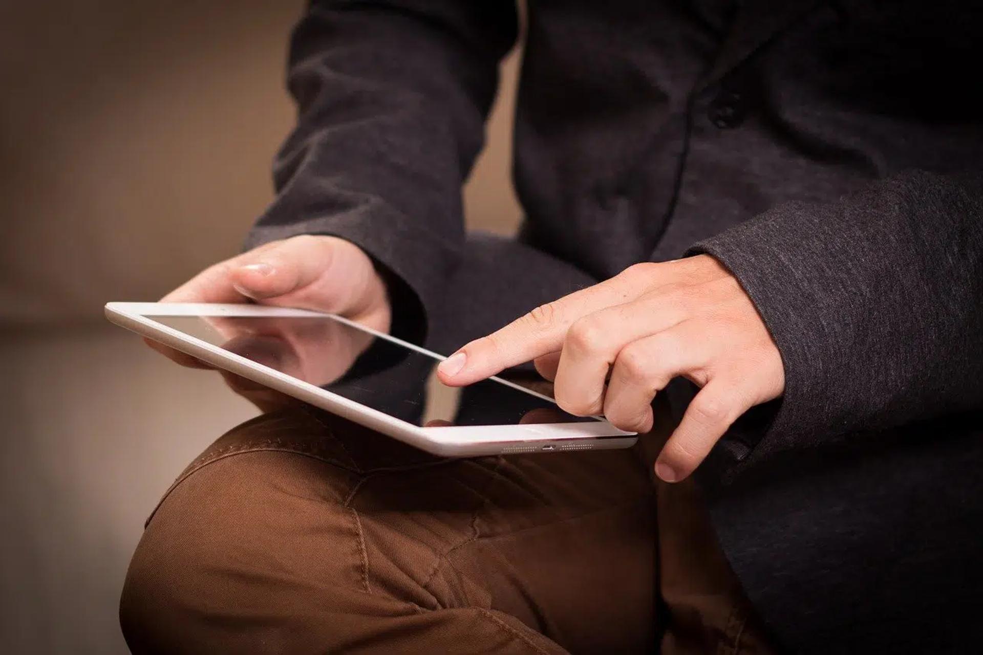 hombre usando ipad