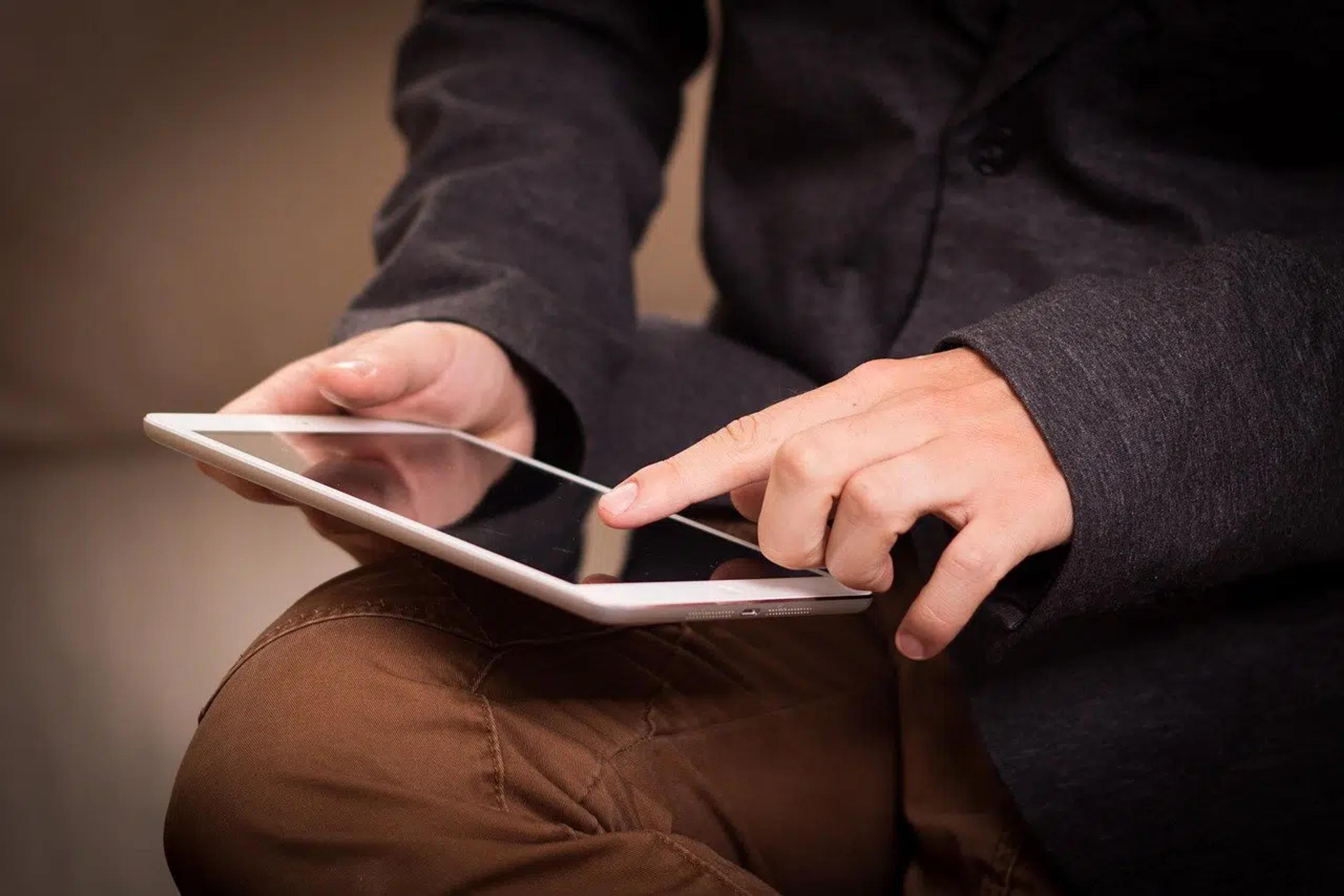 hombre usando ipad