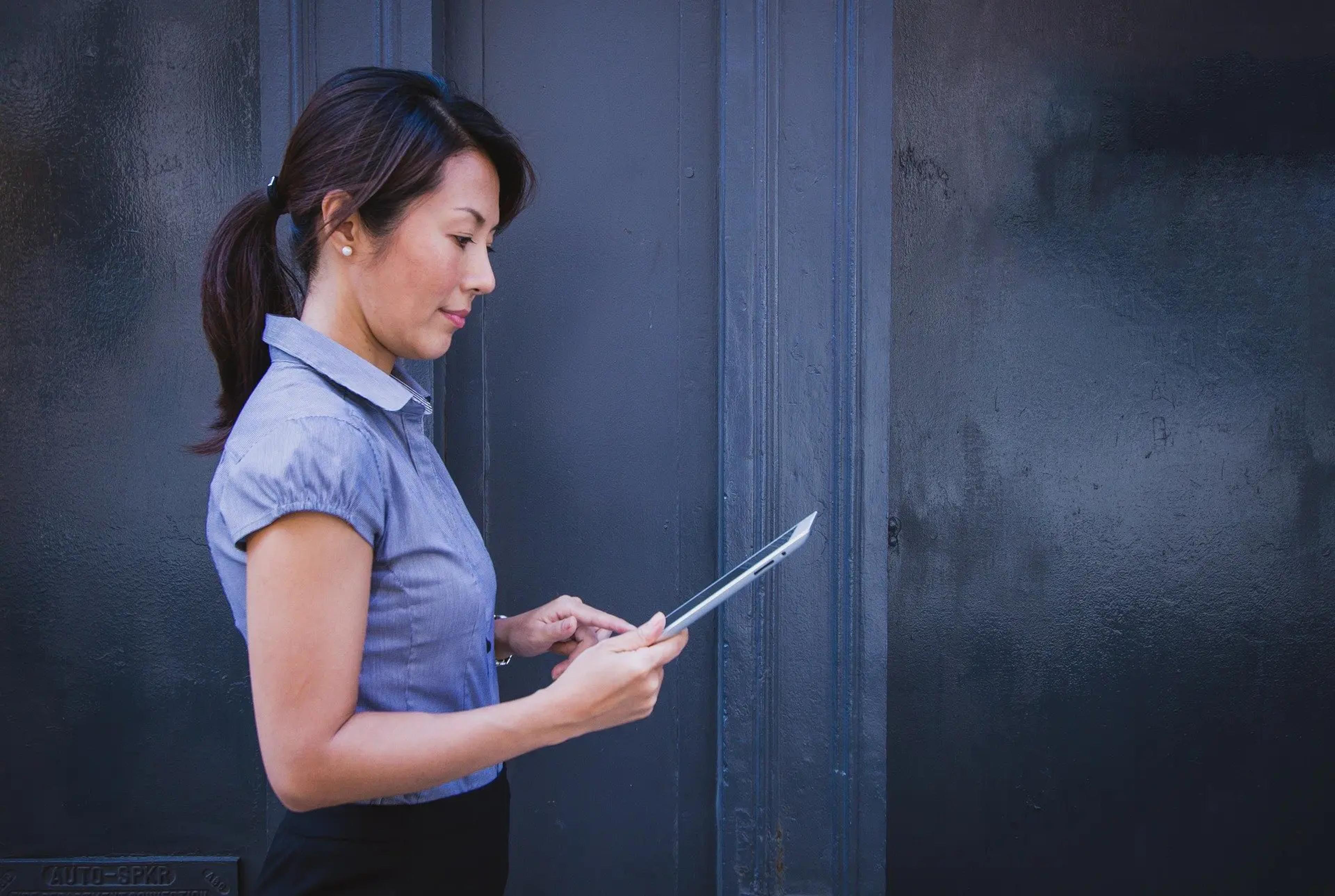 mujer mirando ipad
