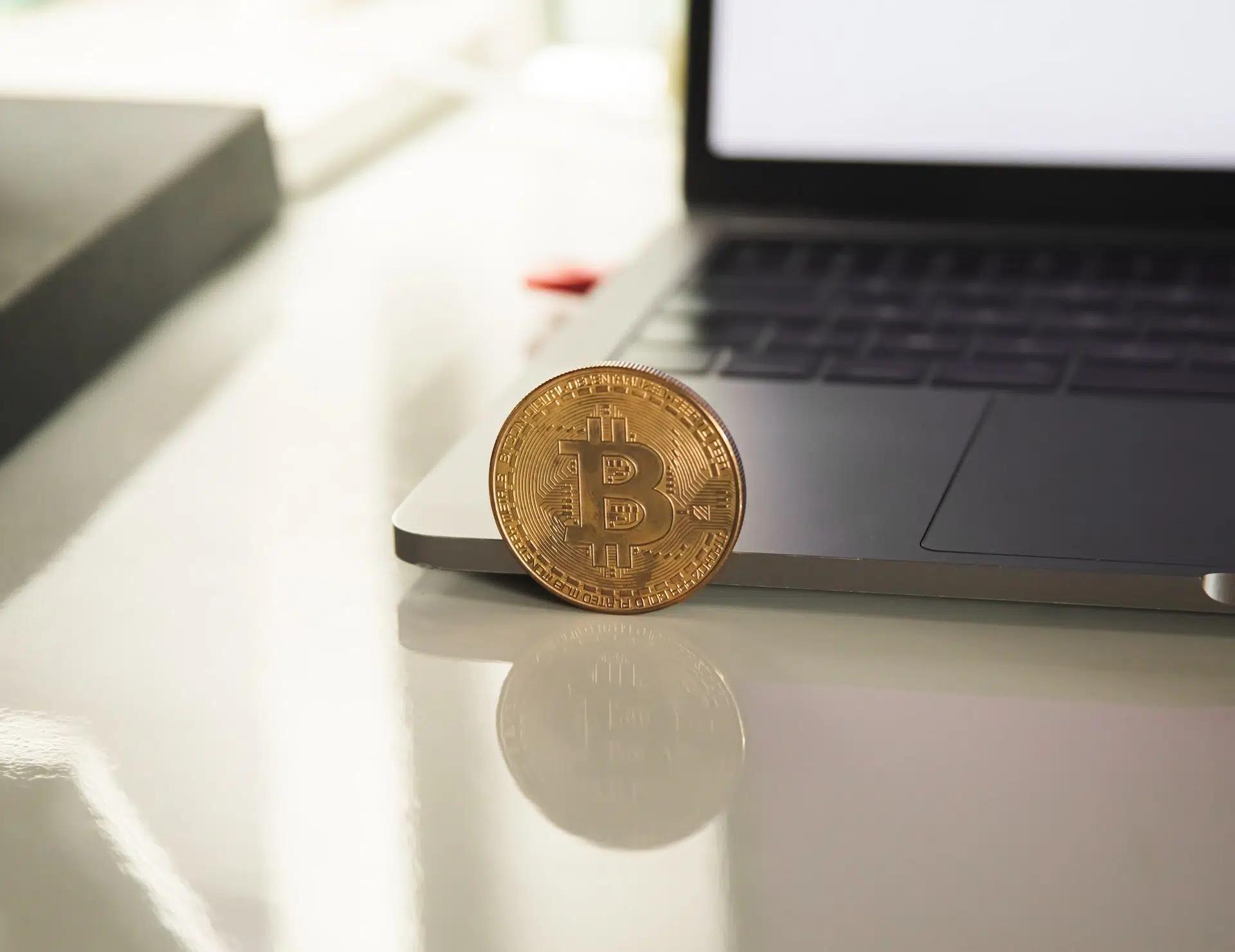 criptomoneda encima de una mesa