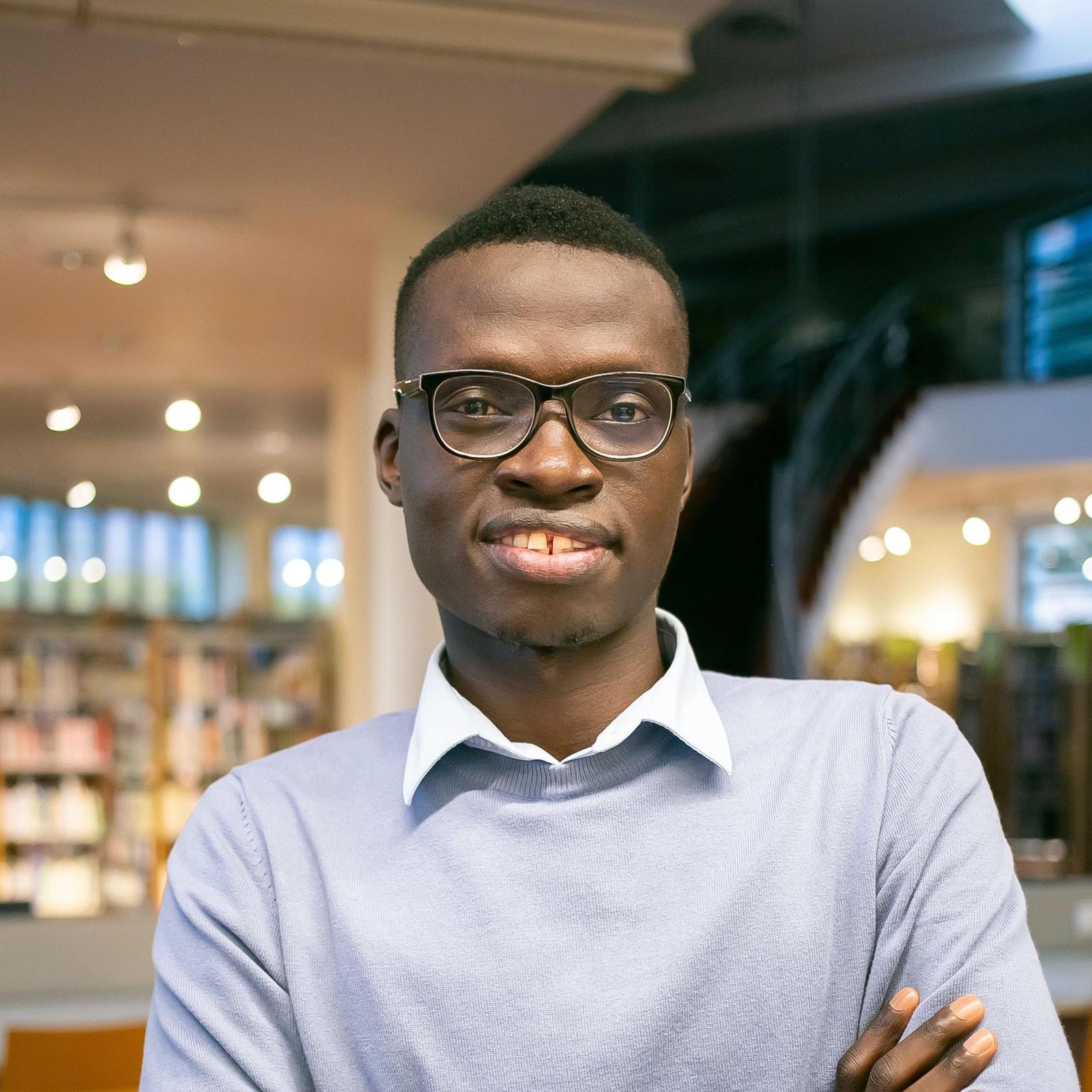 Personne debout avec les bras croisés