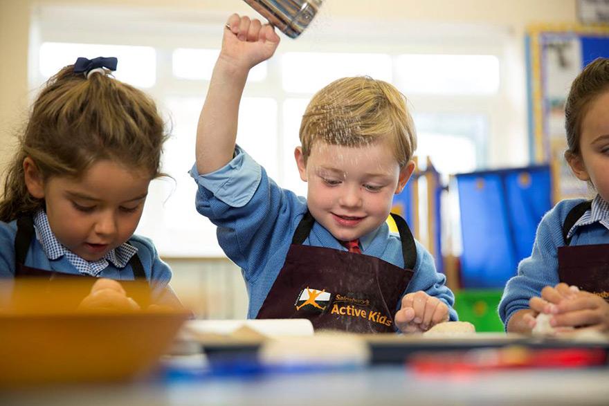 kids at school plaYING