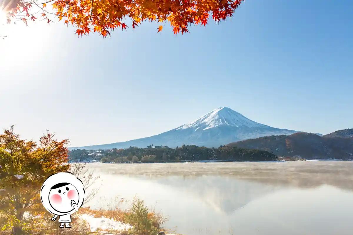 Mont Fuji en automne avec un feuillage brun au premier plan. Guide de Visit Japan Web