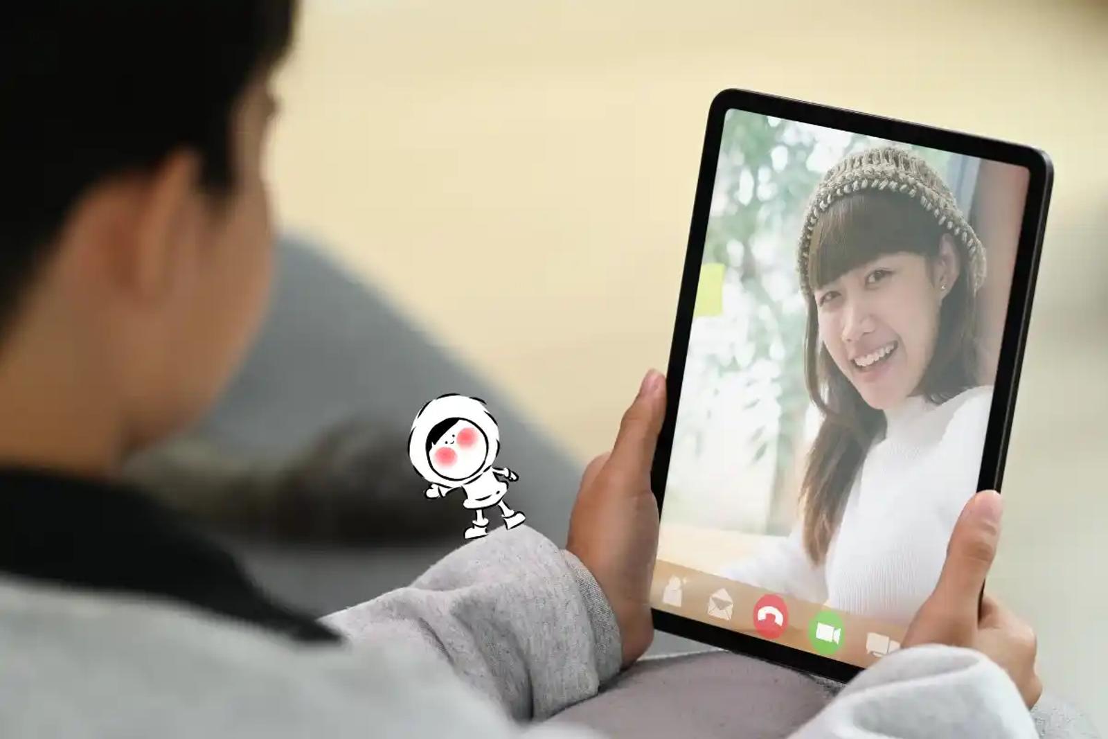 ภาพของเด็กชายถือแท็บเล็ตและโทรหาผู้หญิง สามารถแชร์หน้าจอใน FaceTime ได้หรือไม่?