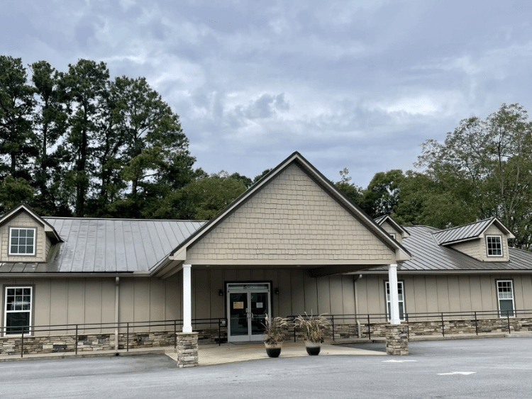 The front entrance of the Hearing & Balance Clinic office in Lavonia