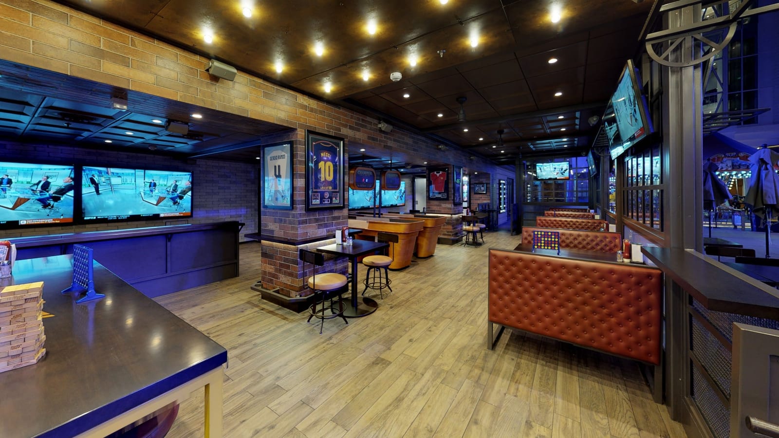 Symphony of the Seas - Playmaker's Bar & Grill