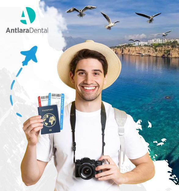 Denizin yanında pasaport ve kameralı gülümseyen turist