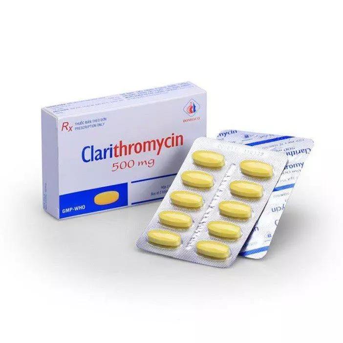 Klaritromisin 500 mg kutusu ve sarı tabletli blisterler