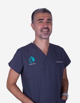 Koyu forma giyen erkek hekim portresi