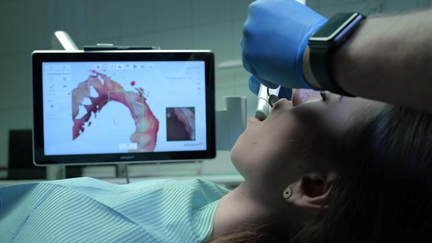 Intraoral 3D scan of a patient's teeth shown on a monitor