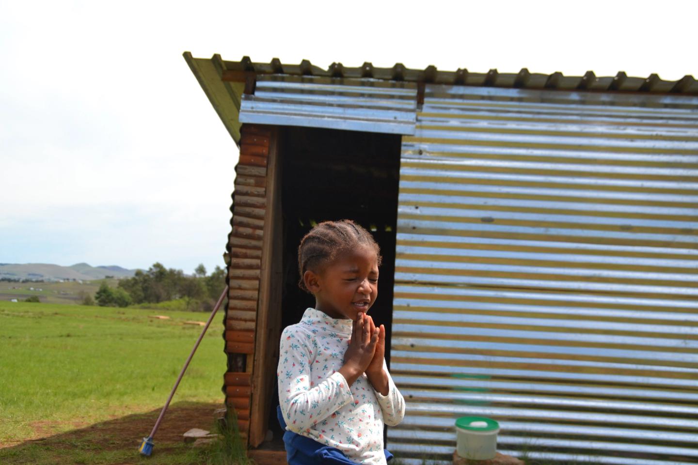 barn som står foran blikk skur barnehage i Sør Afrika