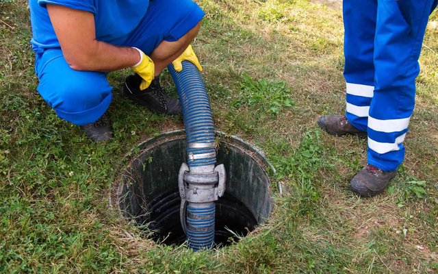 Vaakumauto reovee eemaldamisel — septiku tühjendus Tallinnas