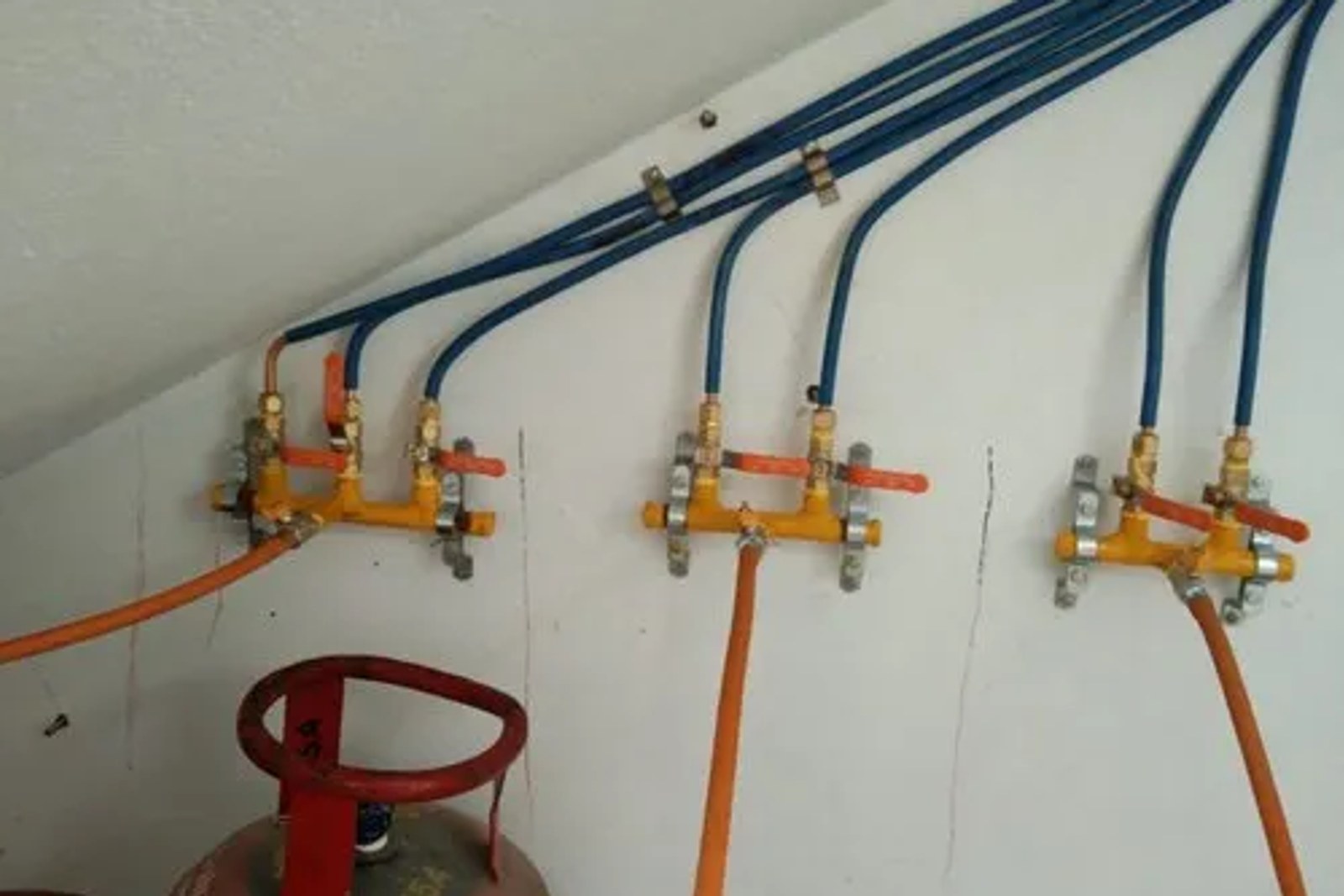 Gas line installation – plumber laying gas pipe in a building – TorudeAbi24