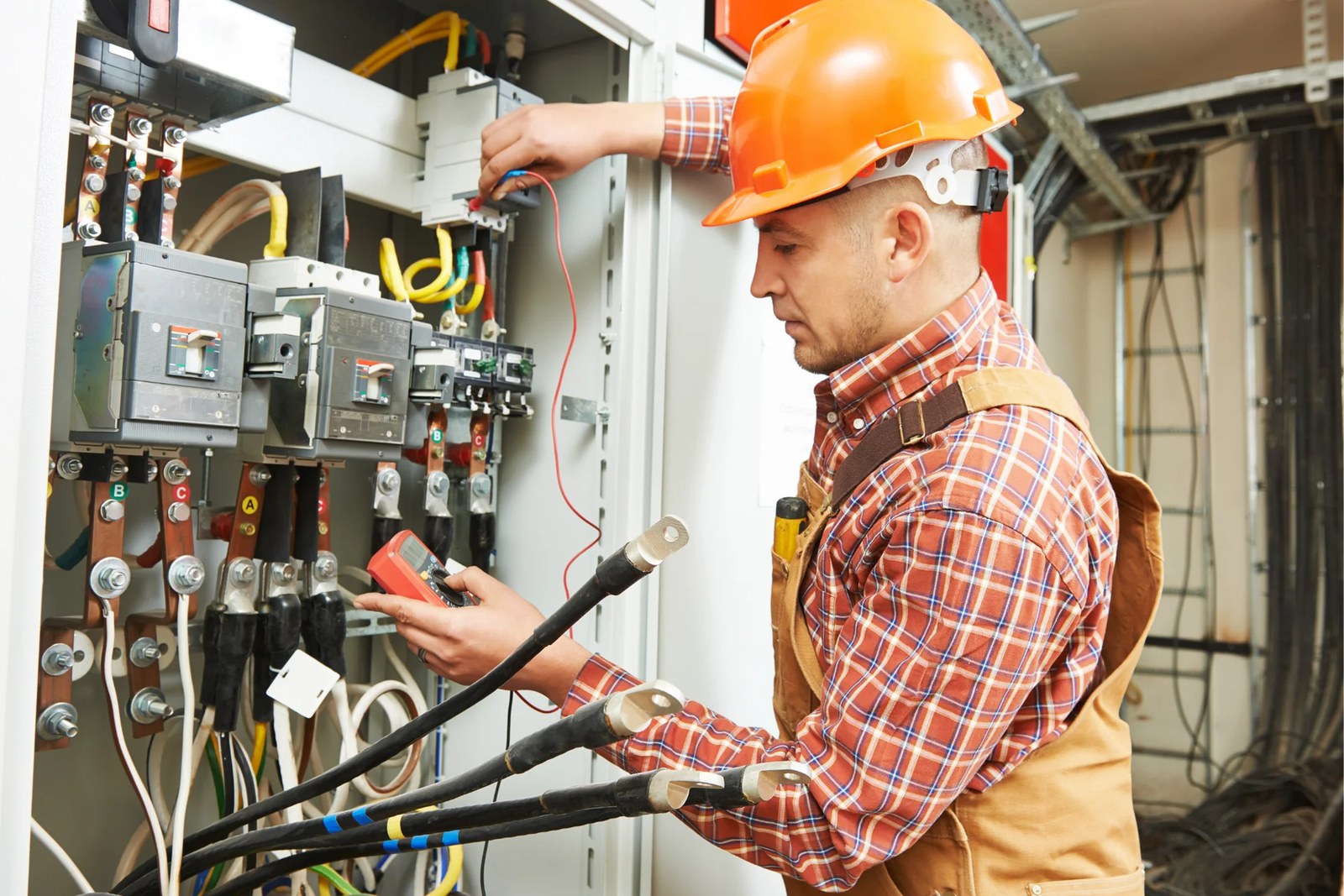 Professionaalne elektrik parandab juhtmestikku