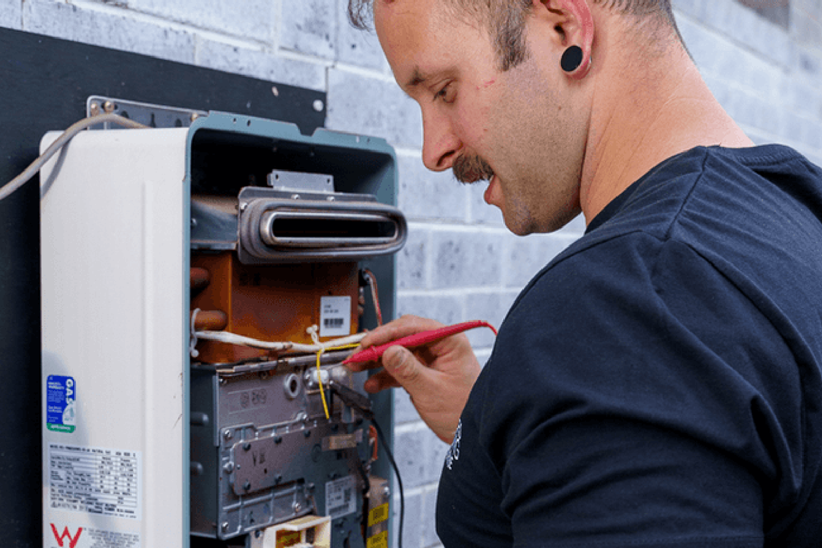 Gas technician inspecting a gas line in a Tallinn building – TorudeAbi24