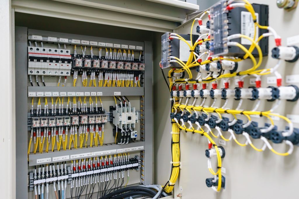 Pistikupesade ja lülitite paigaldus – elektrik töötab Tallinnas – TorudeAbi24