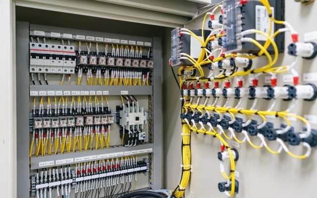 Pistikupesade ja lülitite paigaldus – elektrik töötab Tallinnas – TorudeAbi24