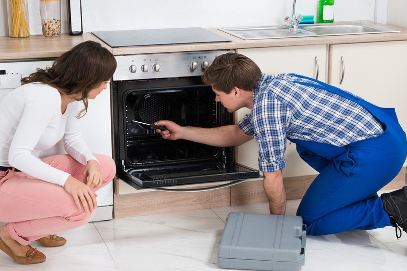 Cooker and oven installation in kitchen – professional fitting in Tallinn – TorudeAbi24