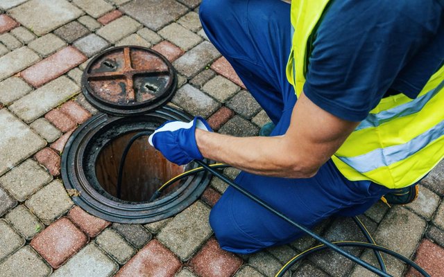 Torumeister eemaldab ummistust kanalisatsioonis Tallinnas