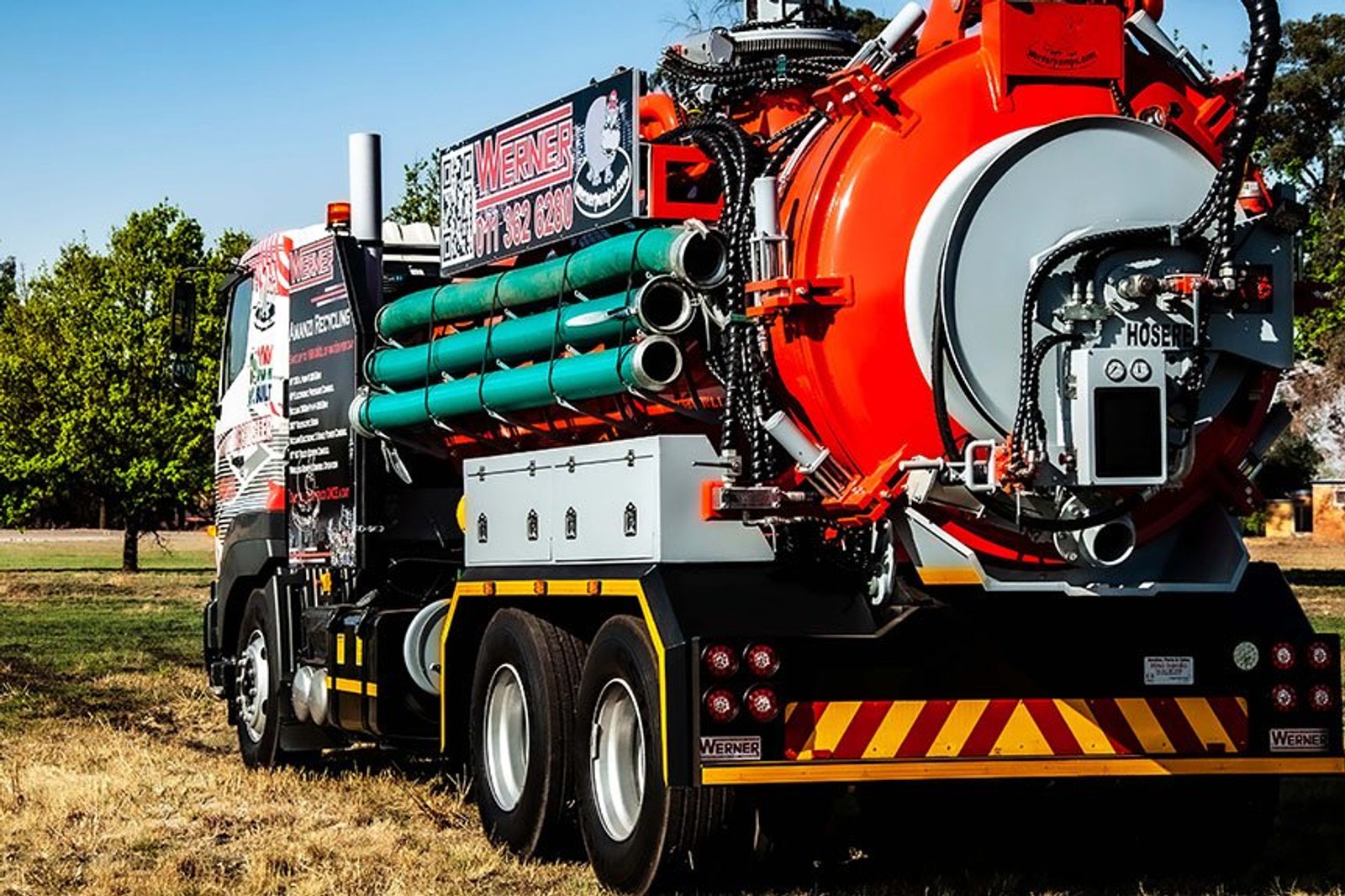 Combination jetting and vacuum truck for sewer cleaning