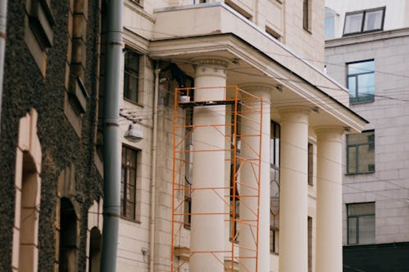 Entrance renovation – fresh walls and floor in a Tallinn apartment building – TorudeAbi24