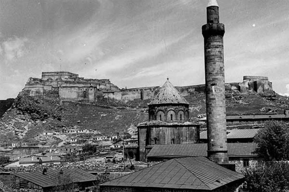 Tarihi Kars şehri manzarası, kale ve cami, Uluslararası Harakani Kültür Vakfı.