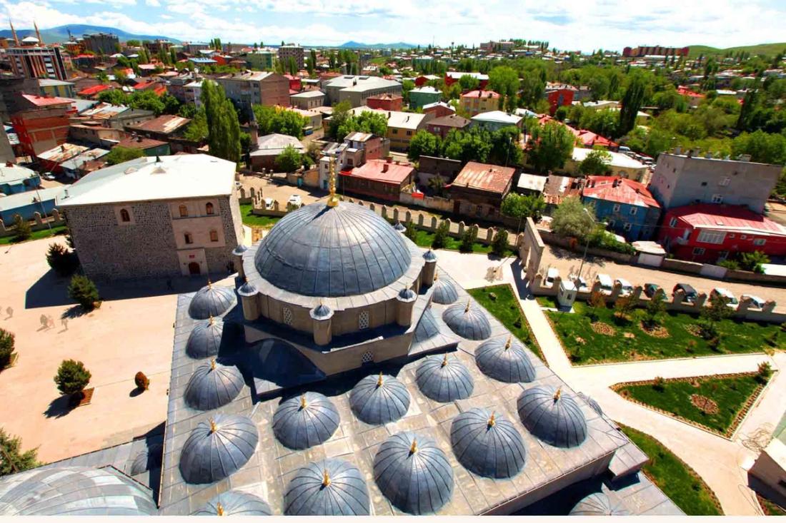 Kubbeli cami ve şehir manzarası, Erzurum'da tarihi yapı, Uluslararası Harakani Vakfı.