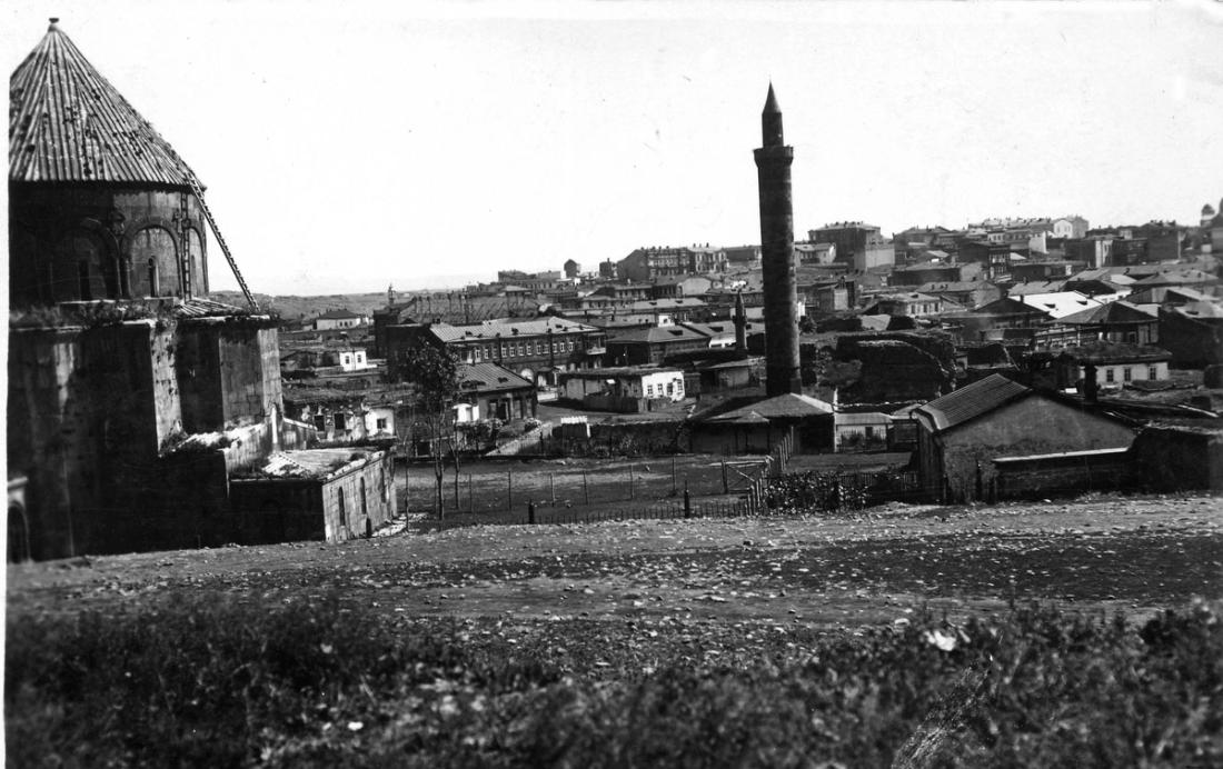 Tarihi şehir manzarası, minare ve binalar, Uluslararası Harakani Kültür Vakfı, açık hava.