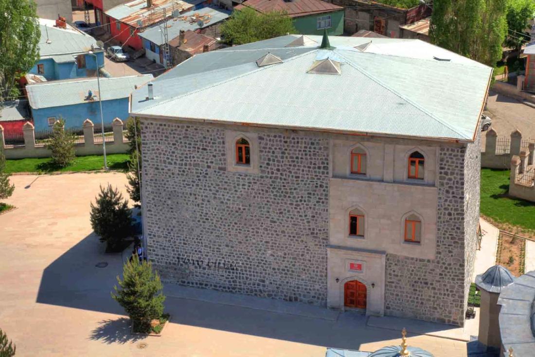 Harakani Türbesi binası, kırmızı kapı ve pencereler. Uluslararası Harakani Kültür Vakfı binası.