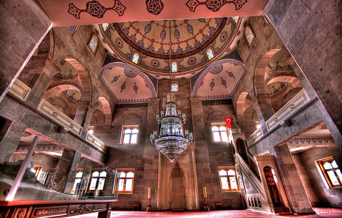 İç mekan cami kubbesi ve avize, Uluslararası Harakani Kültür Vakfı.