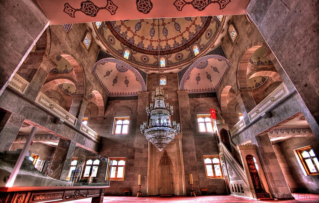 İç mekan cami kubbesi ve avize, Uluslararası Harakani Kültür Vakfı.