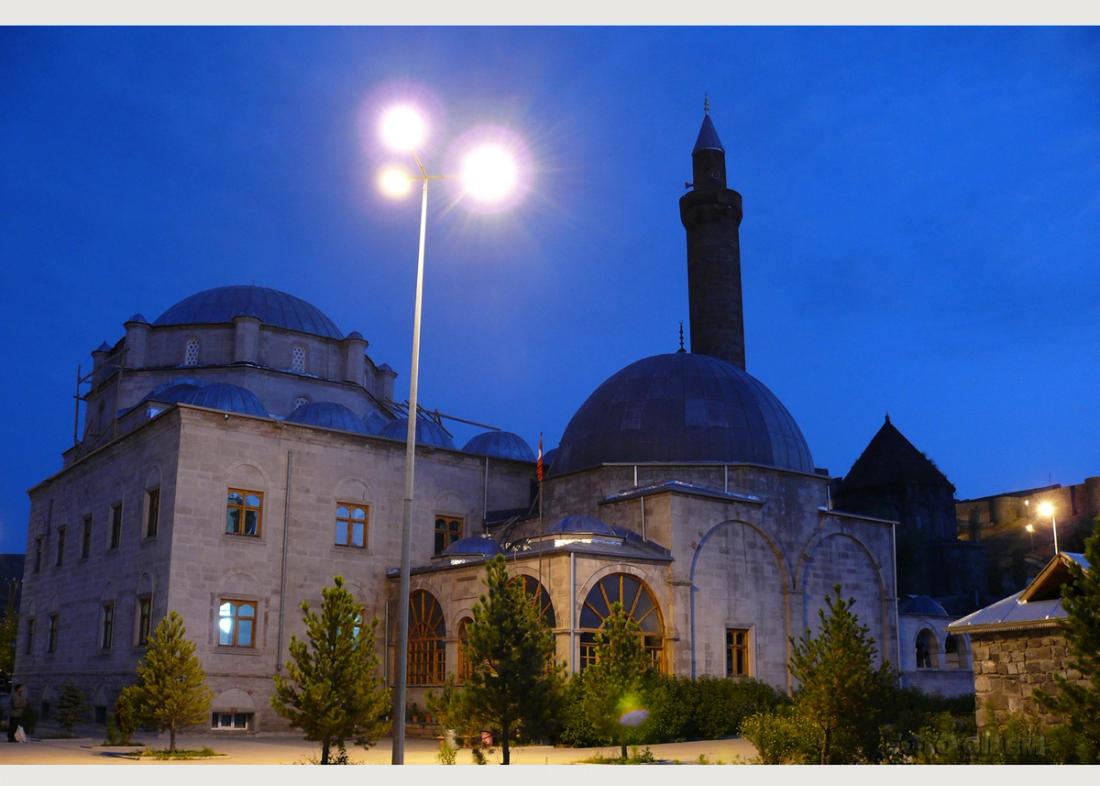 Gece aydınlatmalı tarihi yapı, kubbe ve minare görüntüsü. Uluslararası Harakani Kültür Vakfı.