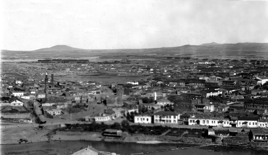 Şehir manzarası, binalar, tepeler ve gökyüzü. Uluslararası Harakani Kültür Vakfı.