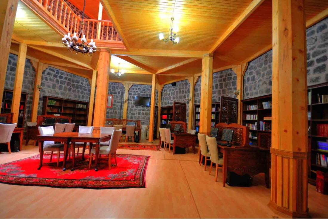 Ahşap işlemeli iç mekan, kitaplıklar ve oturma alanları, Uluslararası Harakani Kültür Vakfı.