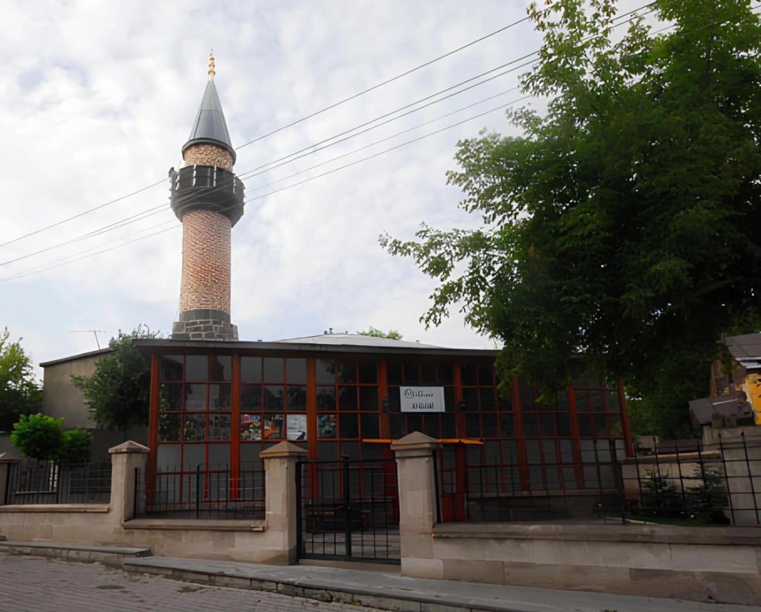 Harakani Külliyesi'nin minaresi ve yapısı, Uluslararası Harakani Kültür Vakfı, Kars'ta.