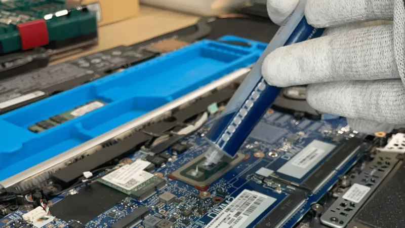 Renouvellement de la pâte thermique sur la carte mère d'un PC portable à l'atelier OPP!