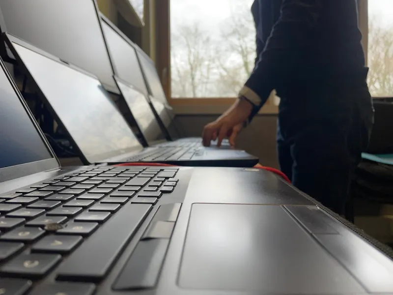 Rangée de PC portables reconditionnés prêts pour un déploiement