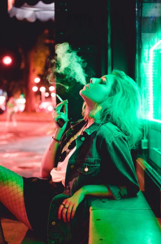Mujer fotografiada fumando un cigarrillo