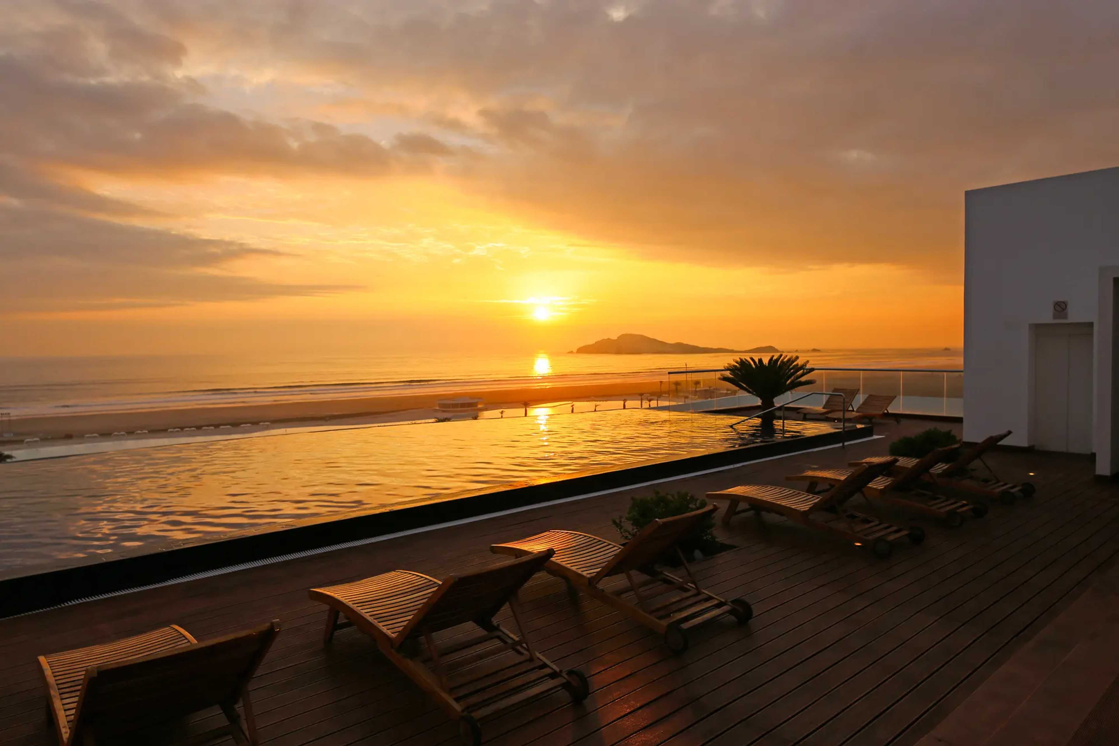 Imagen de piscina infinita