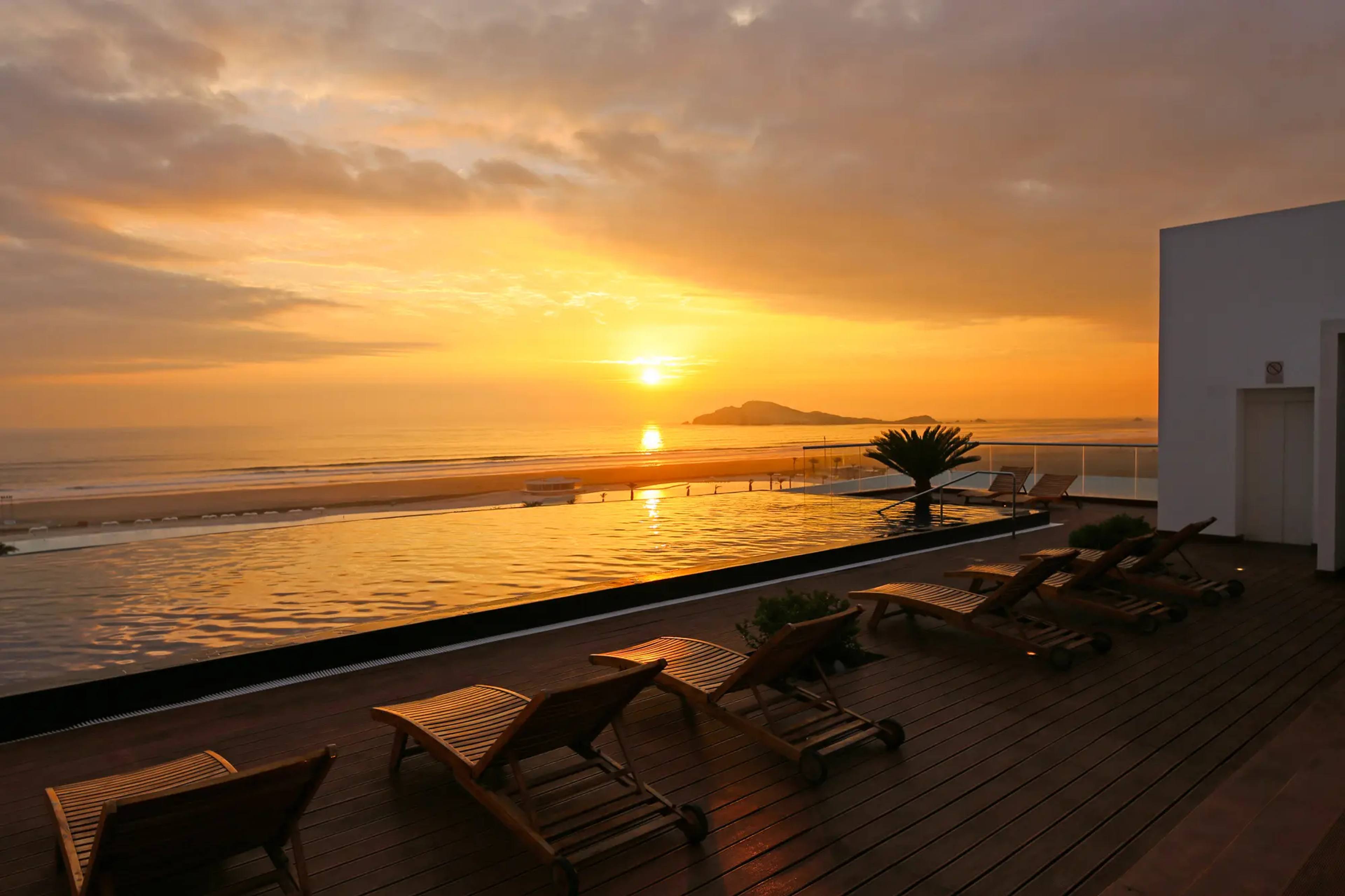 Imagen de piscina infinita