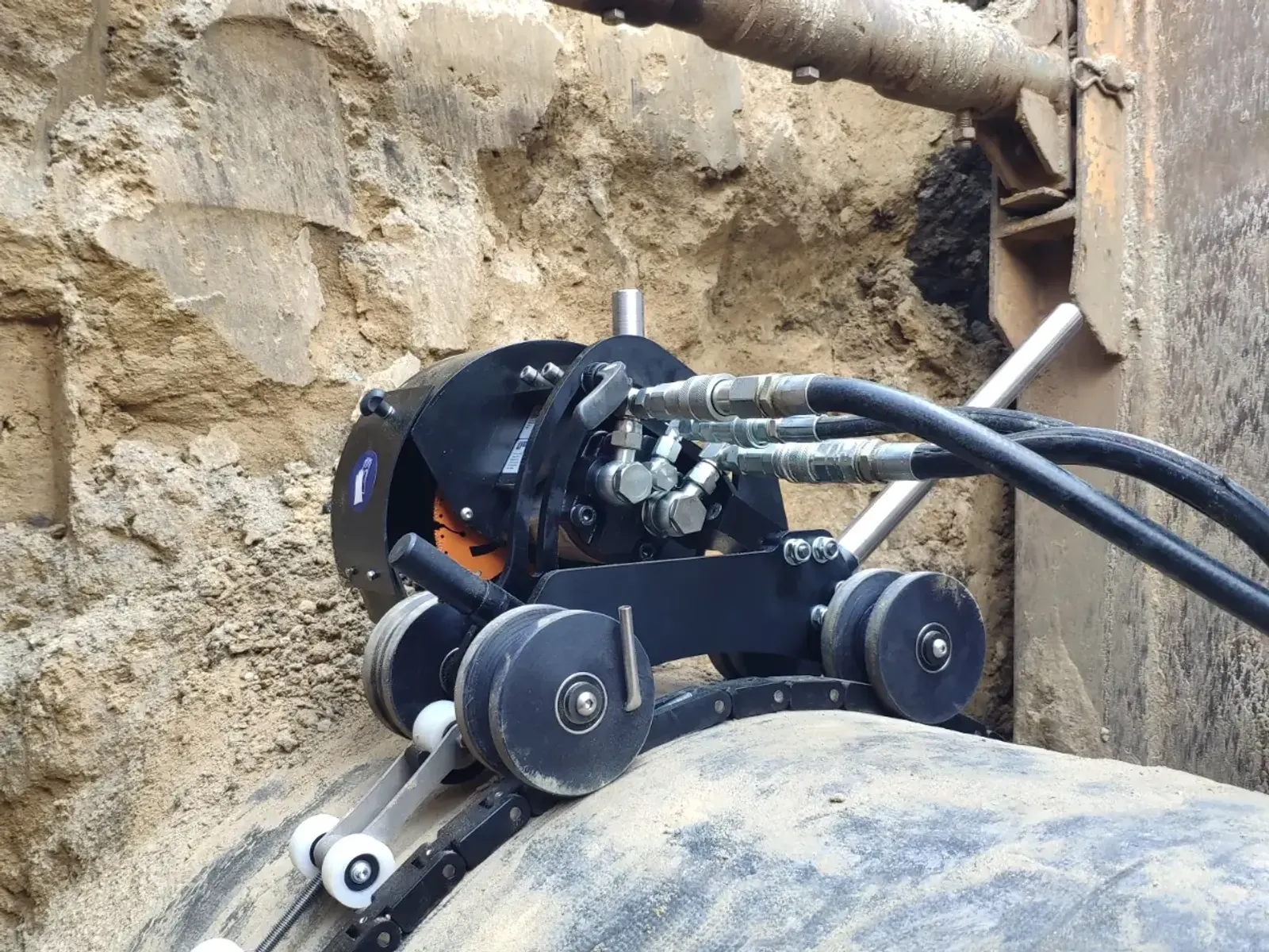 Zbliżenie na korpus piły hydraulicznej zamocowanej na rurze