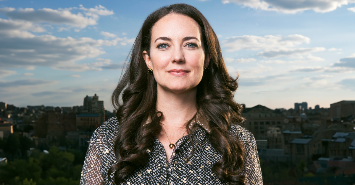 Headshot of S'well Founder Sarah Kauss with a background of tall buildings and the blue sky behind her. 