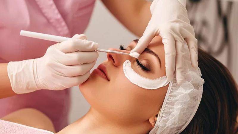 Lifting rzęs, botox i laminacja — czym się od siebie różnią te zabiegi?