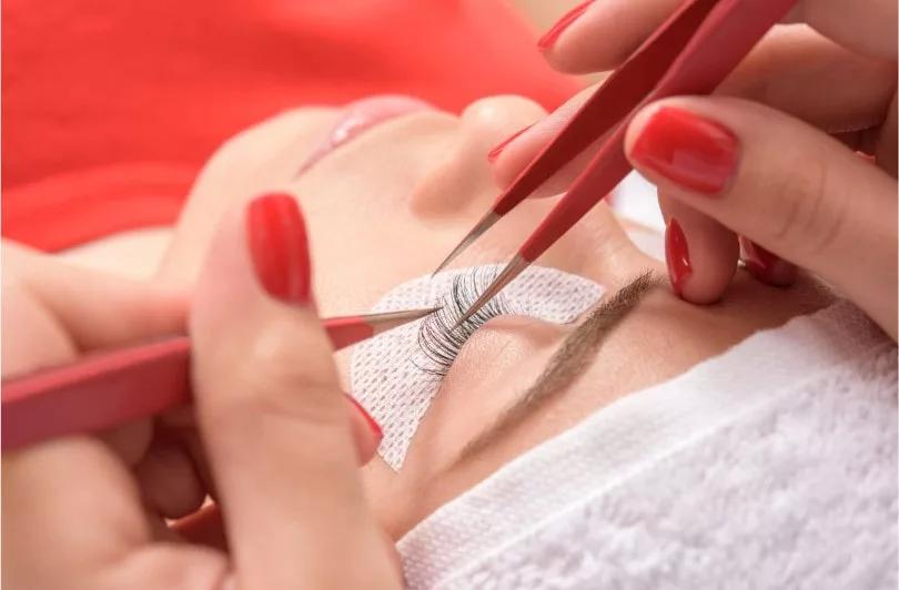 Problemy z trwałością aplikacji i stylizacji sztucznych rzęs — najczęstsze przyczyny