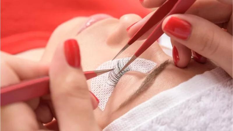 Problemy z trwałością aplikacji i stylizacji sztucznych rzęs — najczęstsze przyczyny