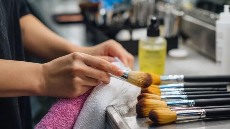 Jak czyścić pędzle do makijażu? Porady dla stylistek