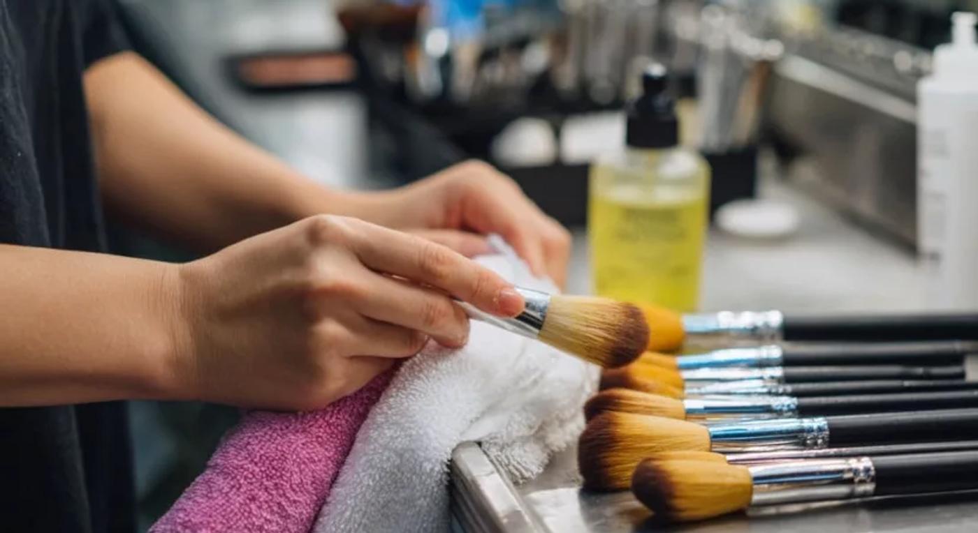 Jak czyścić pędzle do makijażu? Porady dla stylistek